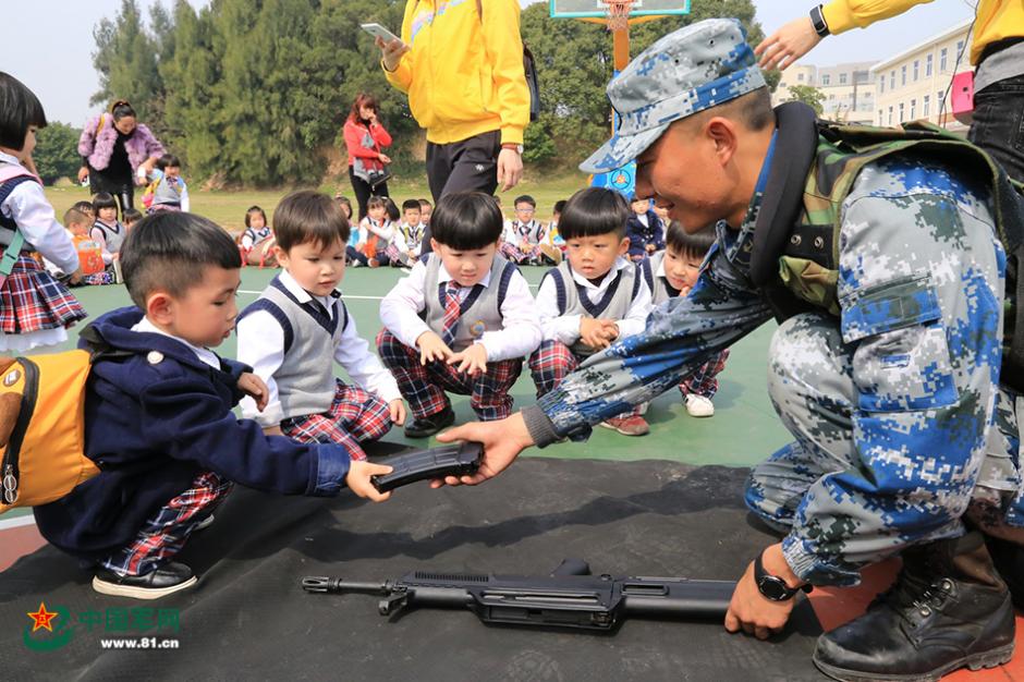 Children receive national defense education in E China 