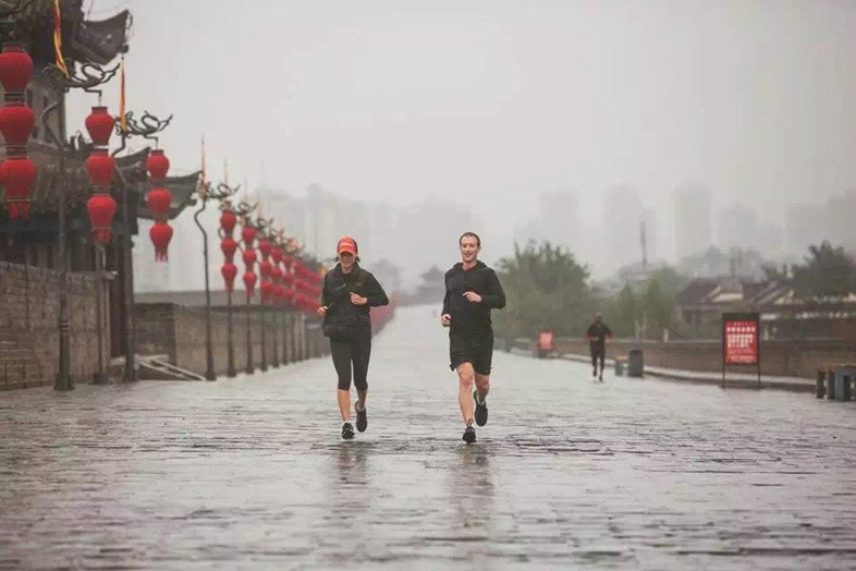 Facebook founder Mark Zuckerberg shrugs off Beijing’s smog by running without wearing mask