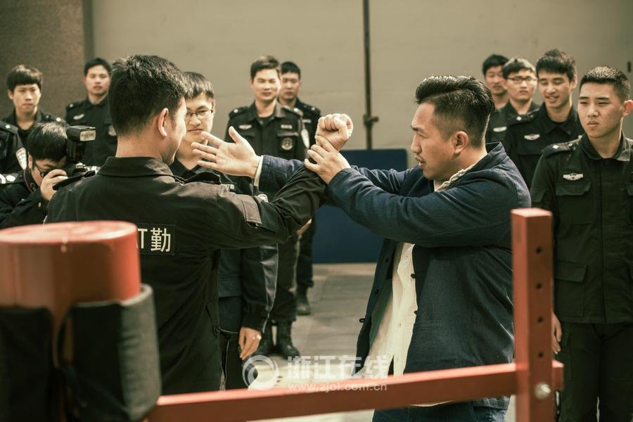 Police officers learn Wing Chun in E. China