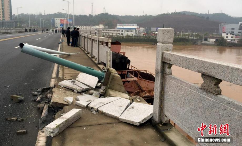 Pushed by flood, sand mining boat hits bridge in Jiangxi 