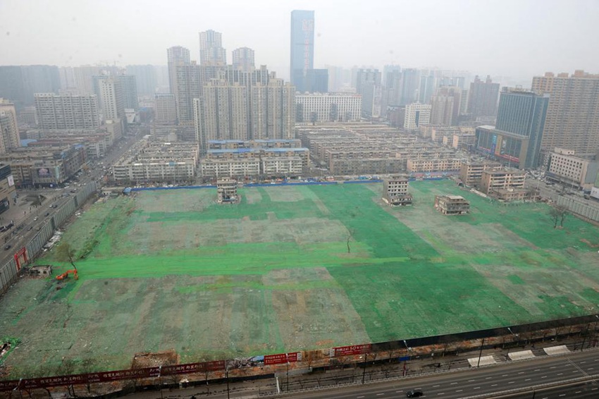 'Nail houses' stand defiant at construction site in N China