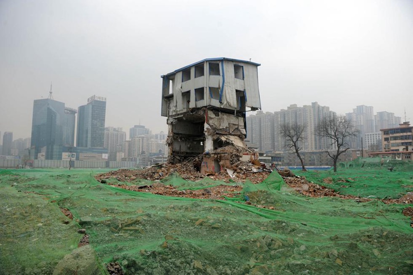'Nail houses' stand defiant at construction site in N China