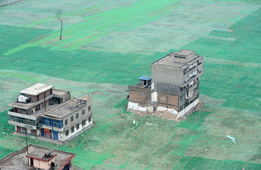 'Nail houses' stand defiant at construction site in N China