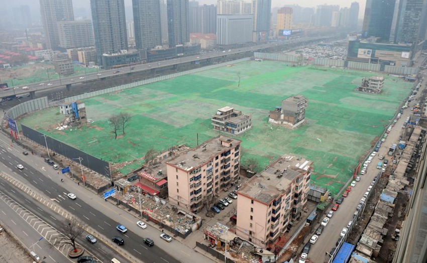 'Nail houses' stand defiant at construction site in N China