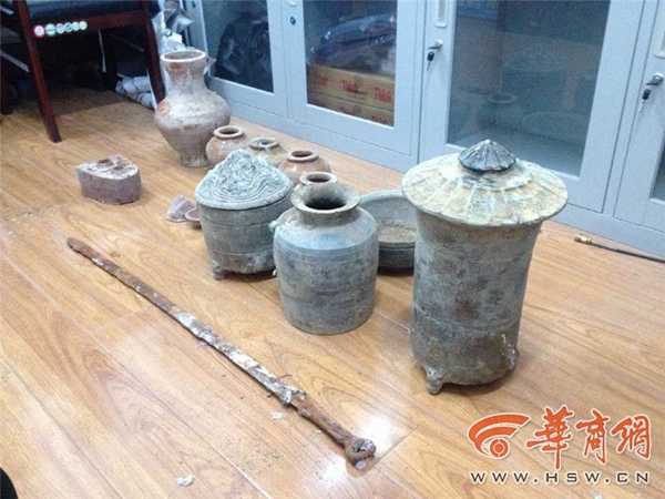 Two men detained for stealing relics from an ancient tomb