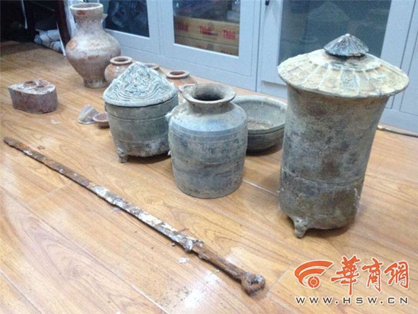 Two men detained for stealing relics from an ancient tomb