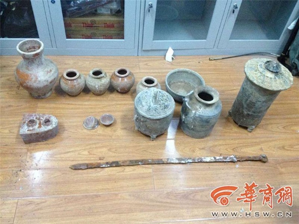 Two men detained for stealing relics from an ancient tomb