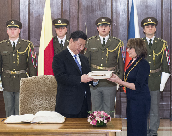 President Xi presented with key of Prague