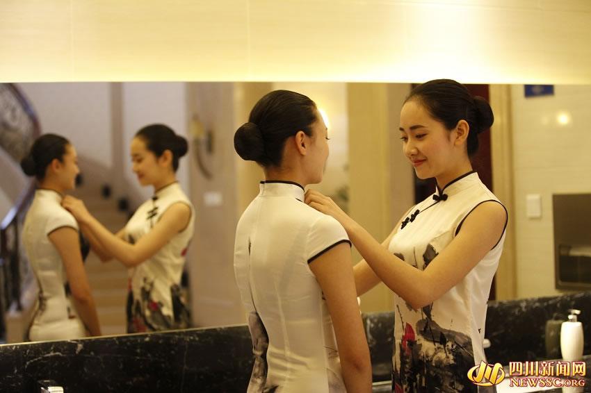 Candidates wear cheongsam to attract attention in flight attendant interview  (3) - People's Daily Online