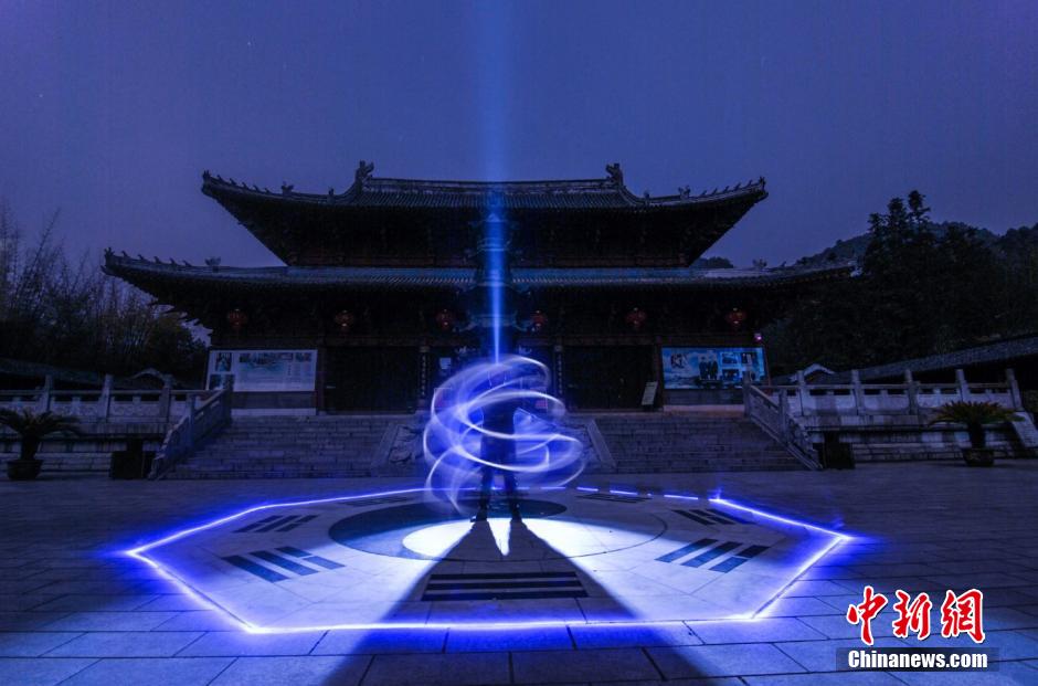 Magical light graffiti photos taken in Longhu Mountain