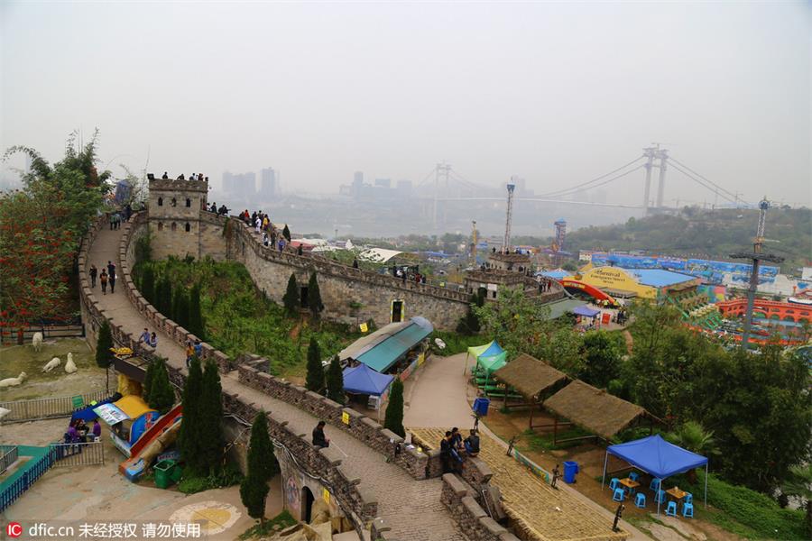 Several kilometers long knockoff of the Great Wall of China becomes a new sightseeing spot in Chongqing, SW China
