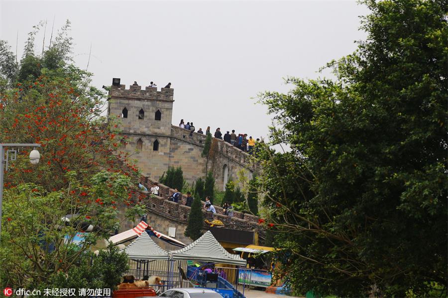 Several kilometers long knockoff of the Great Wall of China becomes a new sightseeing spot in Chongqing, SW China