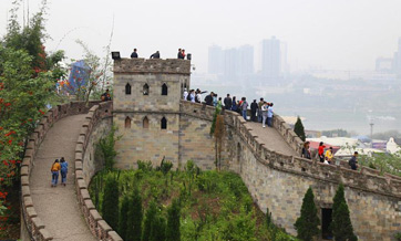 Several kilometers long knockoff of the Great Wall of China becomes a new sightseeing spot