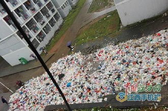 University Students Complains Humps of Trash Left Unattended in SE China