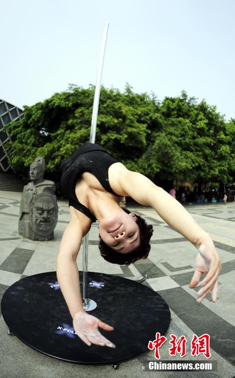 Pole dancer of national team performs on Chengdu street