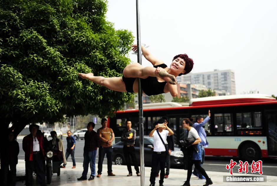 Pole dancer of national team performs on Chengdu street