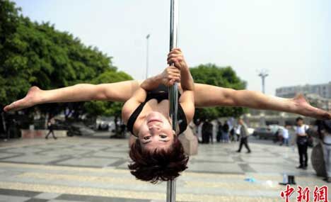Pole dancer of national team performs on Chengdu street
