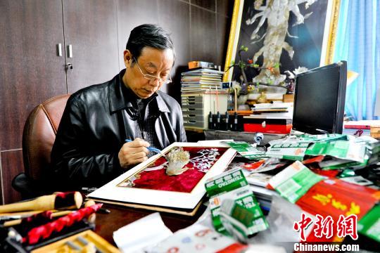 Man makes over 200 relief sculptures out of soda cans