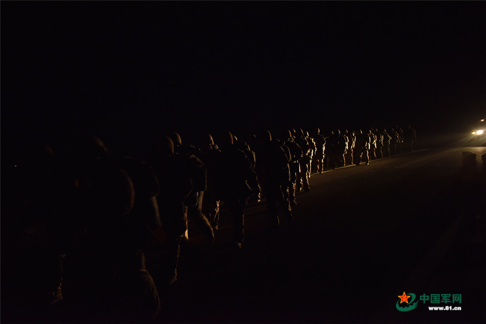 Night drill of PLA's armored regiment 