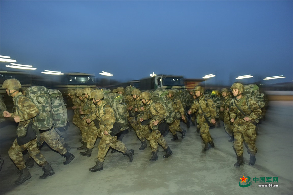Night drill of PLA's armored regiment 