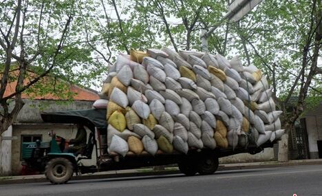 This might be a 'new record' for overloaded vehicles