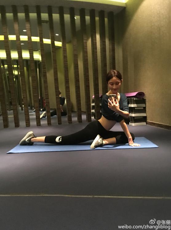 Chinese actress posts fitness photos on social media