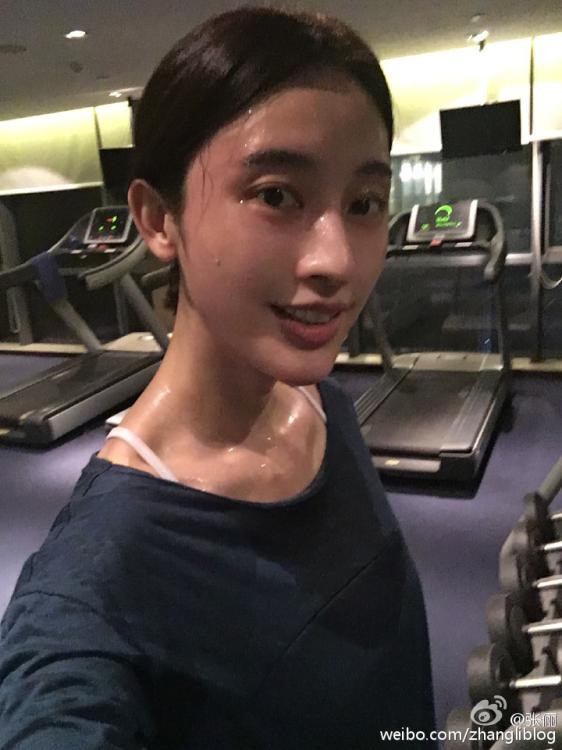 Chinese actress posts fitness photos on social media