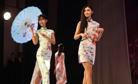 College girls compete in etiquette contest