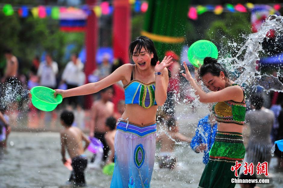 Water-Splashing Festival celebrated in Kunming