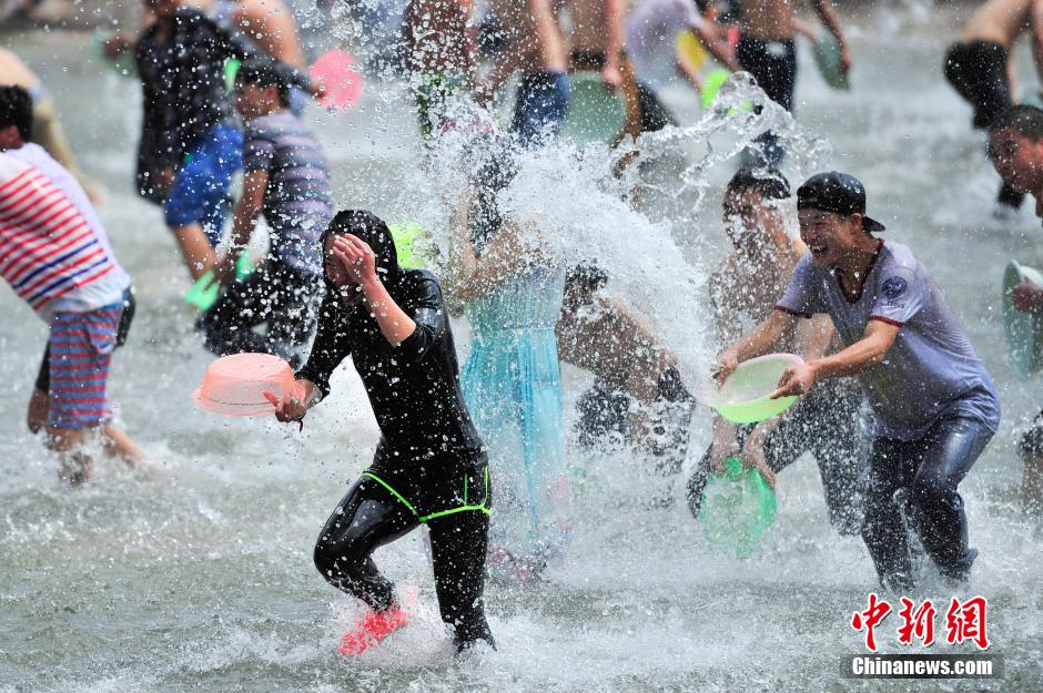 Water-Splashing Festival celebrated in Kunming