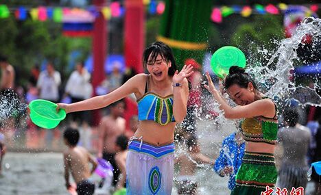Water-Splashing Festival celebrated in Kunming  