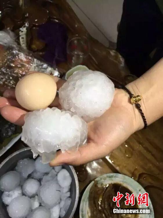 Egg-sized hailstones smash cars in Guangxi