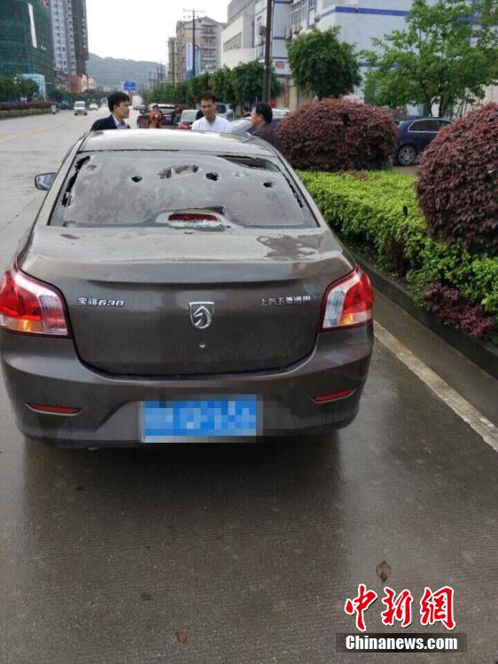 Egg-sized hailstones smash cars in Guangxi