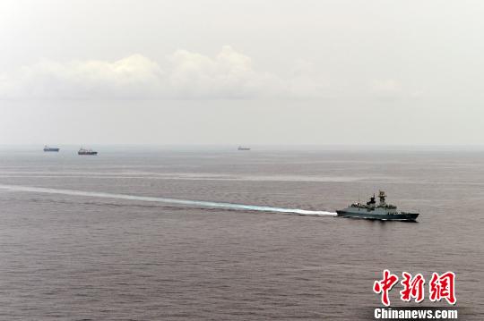 Chinese frigate escorts merchant ships in Gulf of Aden