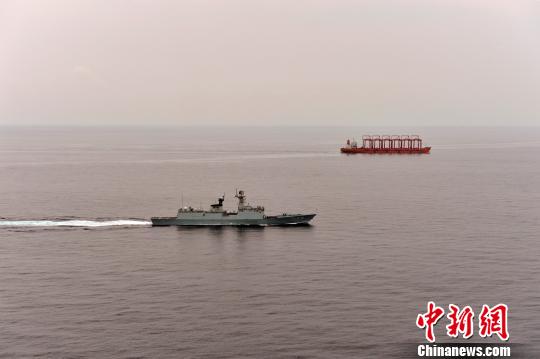 Chinese frigate escorts merchant ships in Gulf of Aden