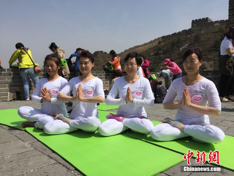 A thousand people practice Yoga at Jinshanling Great Wall