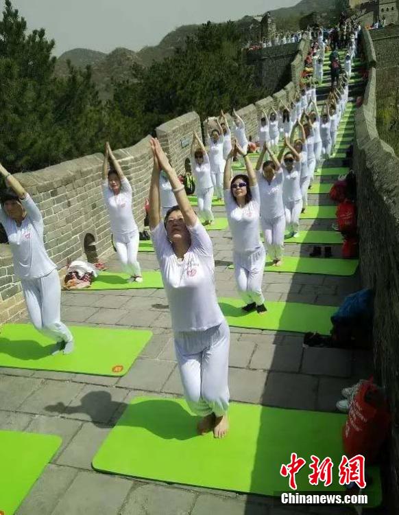 A thousand people practice Yoga at Jinshanling Great Wall