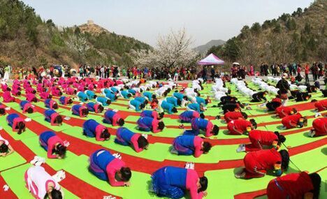 A thousand people practice Yoga at Jinshanling Great Wall