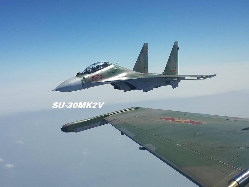 Vietnamese Su-30 fighters fly over Nanwei Island in South China Sea 