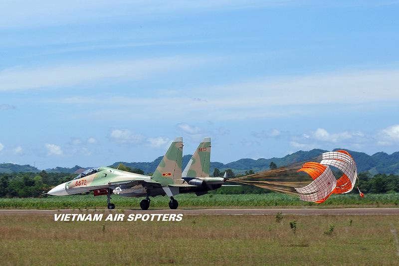 Vietnamese Su-30 fighters fly over Nanwei Island in South China Sea 