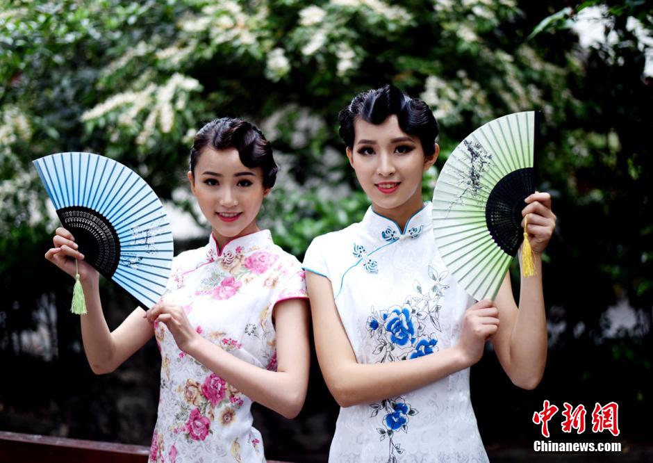Future air hostesses in cheongsam perform flash mob in Chengdu
