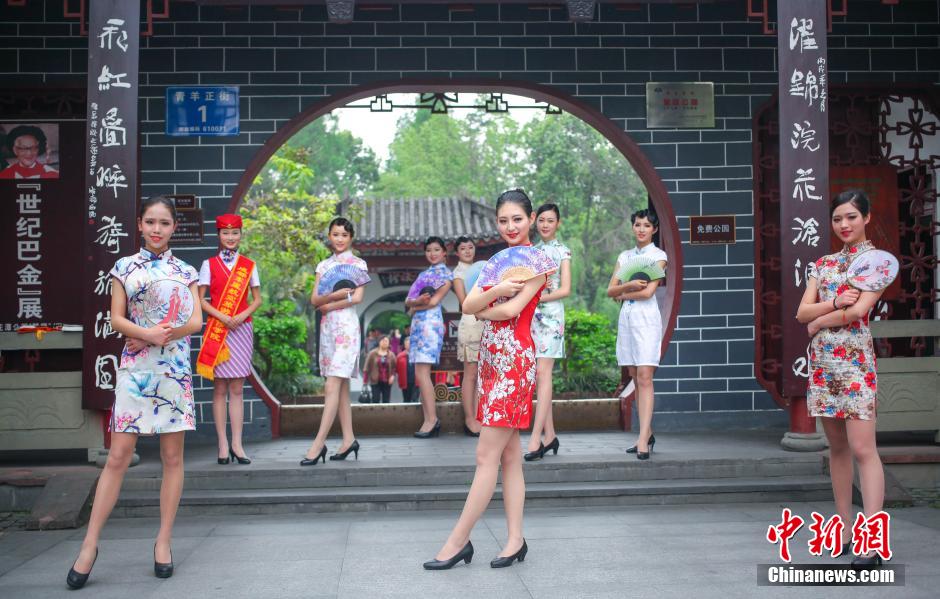 Future air hostesses in cheongsam perform flash mob in Chengdu