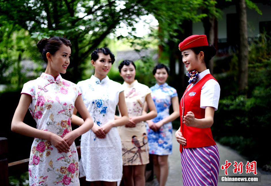 Future air hostesses in cheongsam perform flash mob in Chengdu