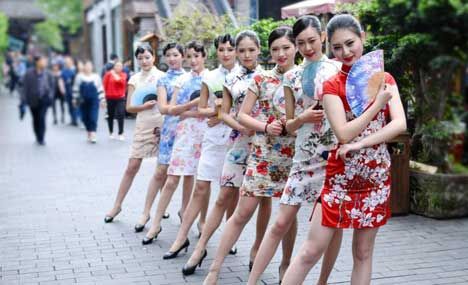 Future air hostesses in cheongsam perform flash mob in Chengdu 