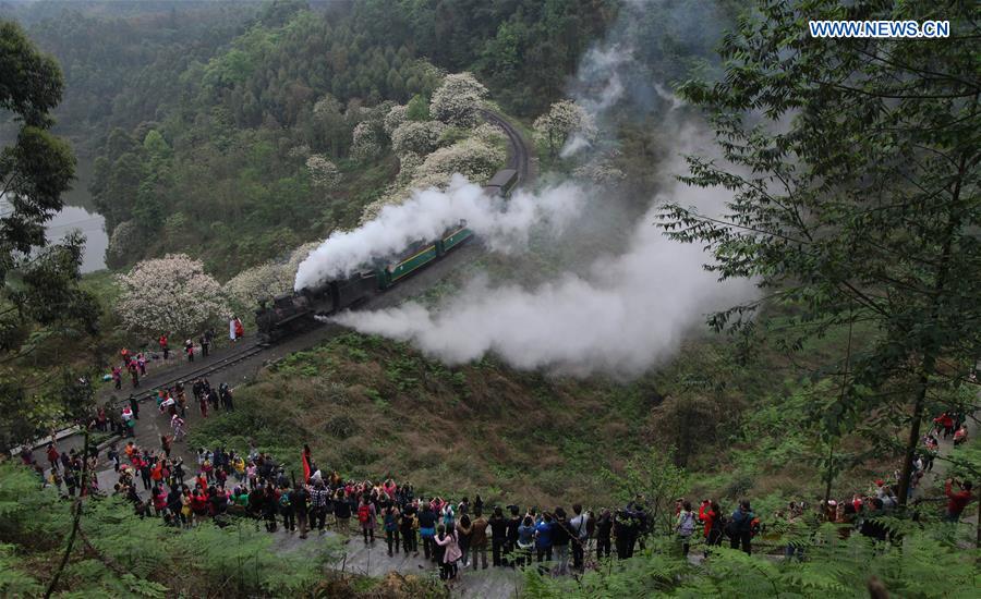Steam train in SW China keeps operation, boosts tourism 