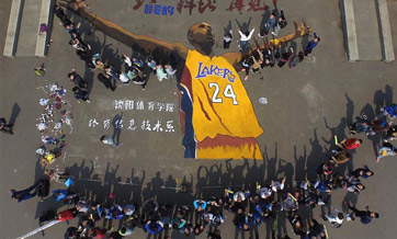Students paint portrait to show respects to Kobe in NE China