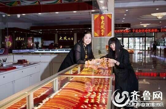 Woman wears gold jewelries weighing 5.5 kg to participate in talent show