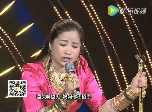 Woman wears gold jewelries weighing 5.5 kg to participate in talent show