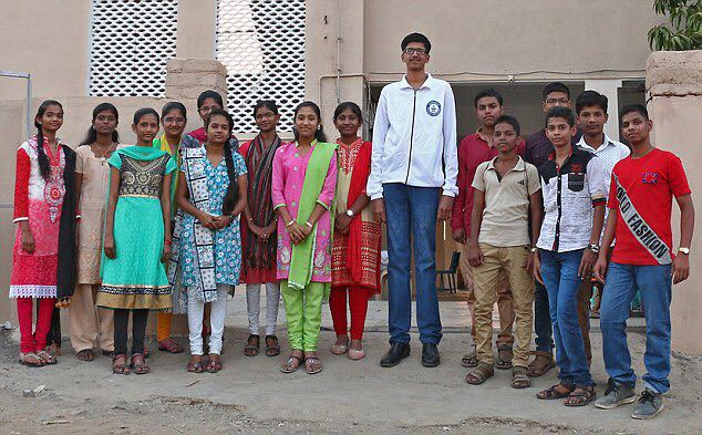India's Tallest Schoolboy is 6ft 7in at 14 and He's Looking for Love -  People's Daily Online