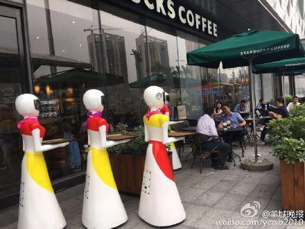 Eight female robots escort man shopping in gold store
